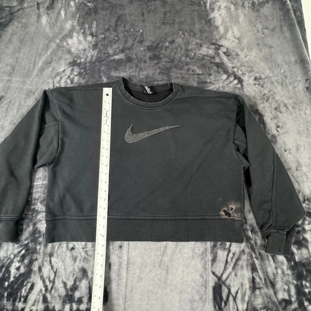 Nike Sweatshirt Womens Medium Black Cropped Chenille Swoosh Pullover 3122